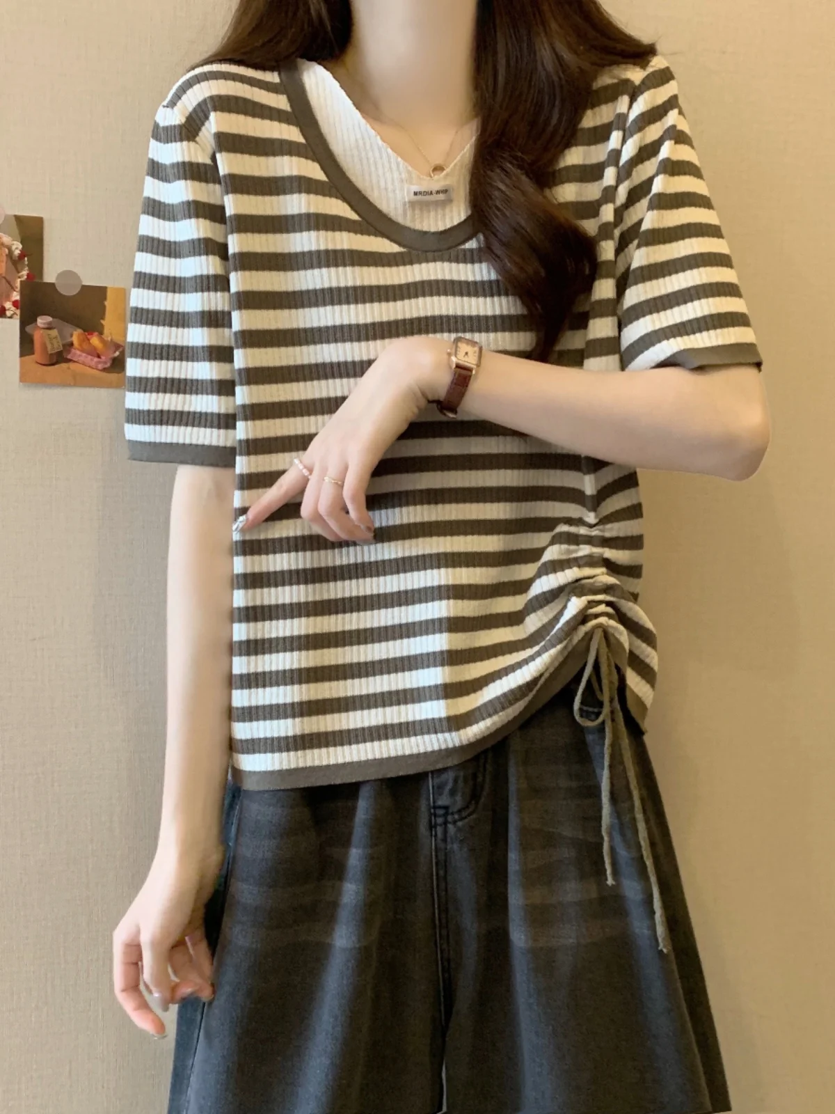 Ice Silk V-Neck Short Sleeve T-Shirt Women's plus Size Slimming Design Drawstring Stripe Base Top Korean Style Commute Fashion
Ice Silk V-Neck Short Sleeve T-Shirt Women's plus Size Slimming Design Drawstring Stripe Base Top Korean Style Commute Fashion