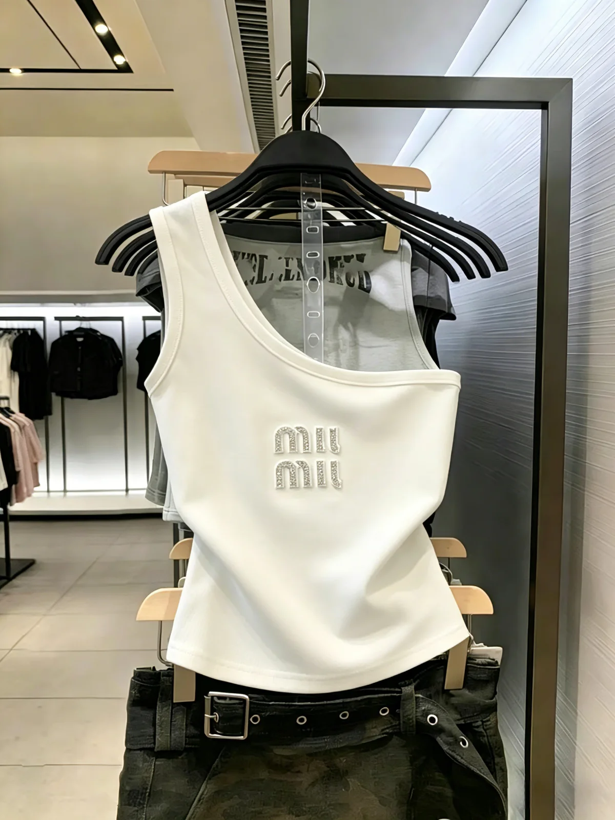 Sexy Shoulder Bared Short Vest for Women Summer New Style Sweet And Spicy Girl Fashionable Self Kept Diamond Embellished Top
Sexy Shoulder Bared Short Vest for Women Summer New Style Sweet And Spicy Girl Fashionable Self Kept Diamond Embellished Top