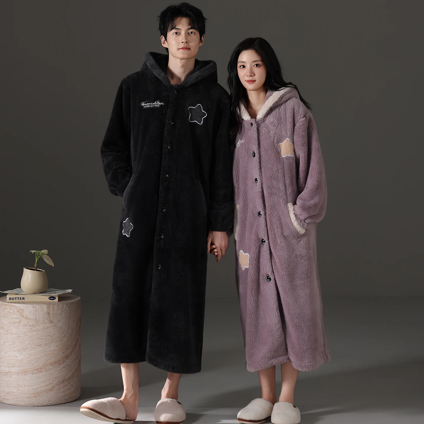 Парный халат из кораллового флиса с капюшоном, толстая теплая одежда для сна, женский и мужской мягкий коралловый бархатный халат
Парный халат из кораллового флиса с капюшоном, толстая теплая одежда для сна, женский и мужской мягкий коралловый бархатный халат