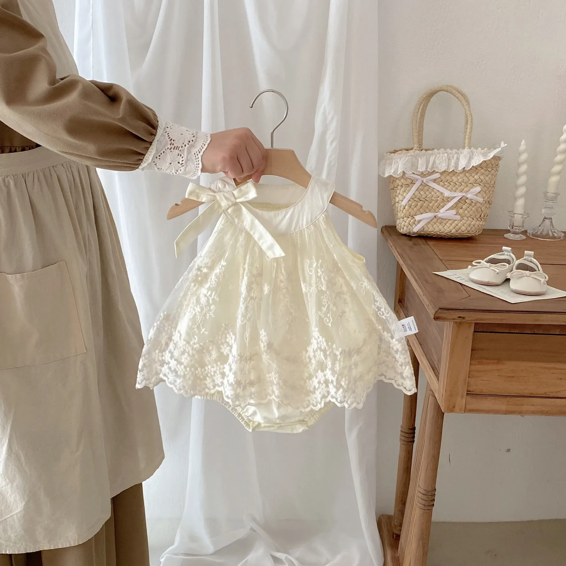 0-2Y Baby Girl Birthday Outfit Sleeveless Princess Dress Bodysuit Baby Girl Clothes Cotton Lace Embroidery Bow Romper Dress
0-2Y Baby Girl Birthday Outfit Sleeveless Princess Dress Bodysuit Baby Girl Clothes Cotton Lace Embroidery Bow Romper Dress