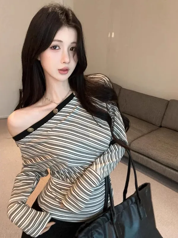 Women's Stripe Asymmetrical Shoulder Long Sleeve T-shirt Autumn Winter Knitted Base Shirt Unique Design Not Duplicated
Women's Stripe Asymmetrical Shoulder Long Sleeve T-shirt Autumn Winter Knitted Base Shirt Unique Design Not Duplicated