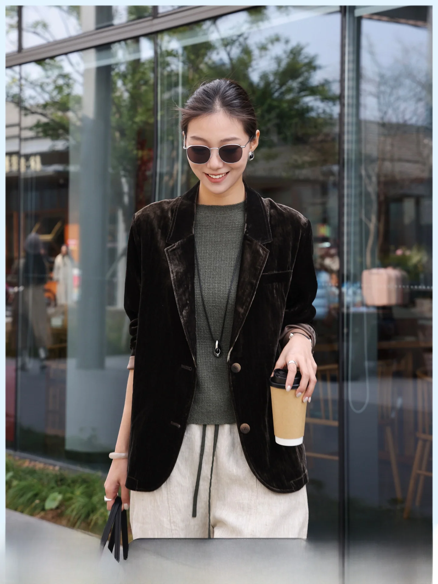 Elegant Velvet Short Suit Jacket Women's Green Color Minimalist Style Spring 2026 Fashion Slimming Trendy Outerwear
Elegant Velvet Short Suit Jacket Women's Green Color Minimalist Style Spring 2026 Fashion Slimming Trendy Outerwear
