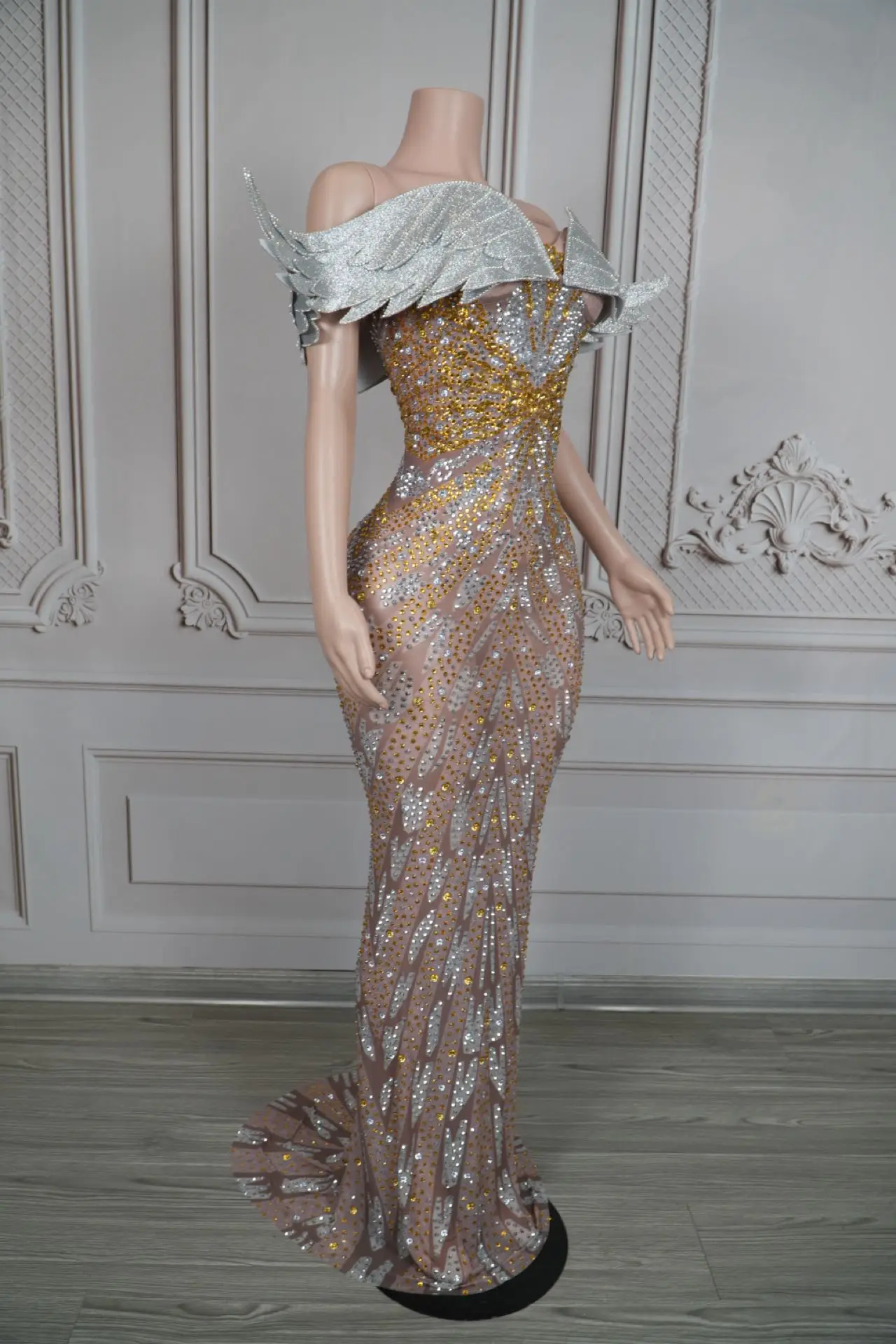 Yuyi Sparkly Nude Silver Gold Rhinestone Wing Off Shoulder Sheer Mesh Mermaid Maxi Dress Evening Party Stage Performance Outfit
Yuyi Sparkly Nude Silver Gold Rhinestone Wing Off Shoulder Sheer Mesh Mermaid Maxi Dress Evening Party Stage Performance Outfit