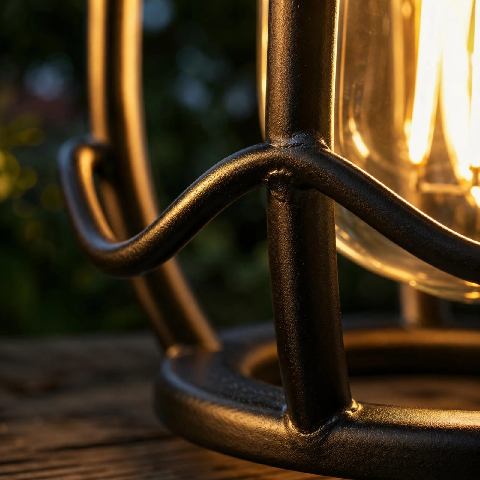 Wavy Frame Lantern Decorative Outdoor Lighting
Wavy Frame Lantern Decorative Outdoor Lighting