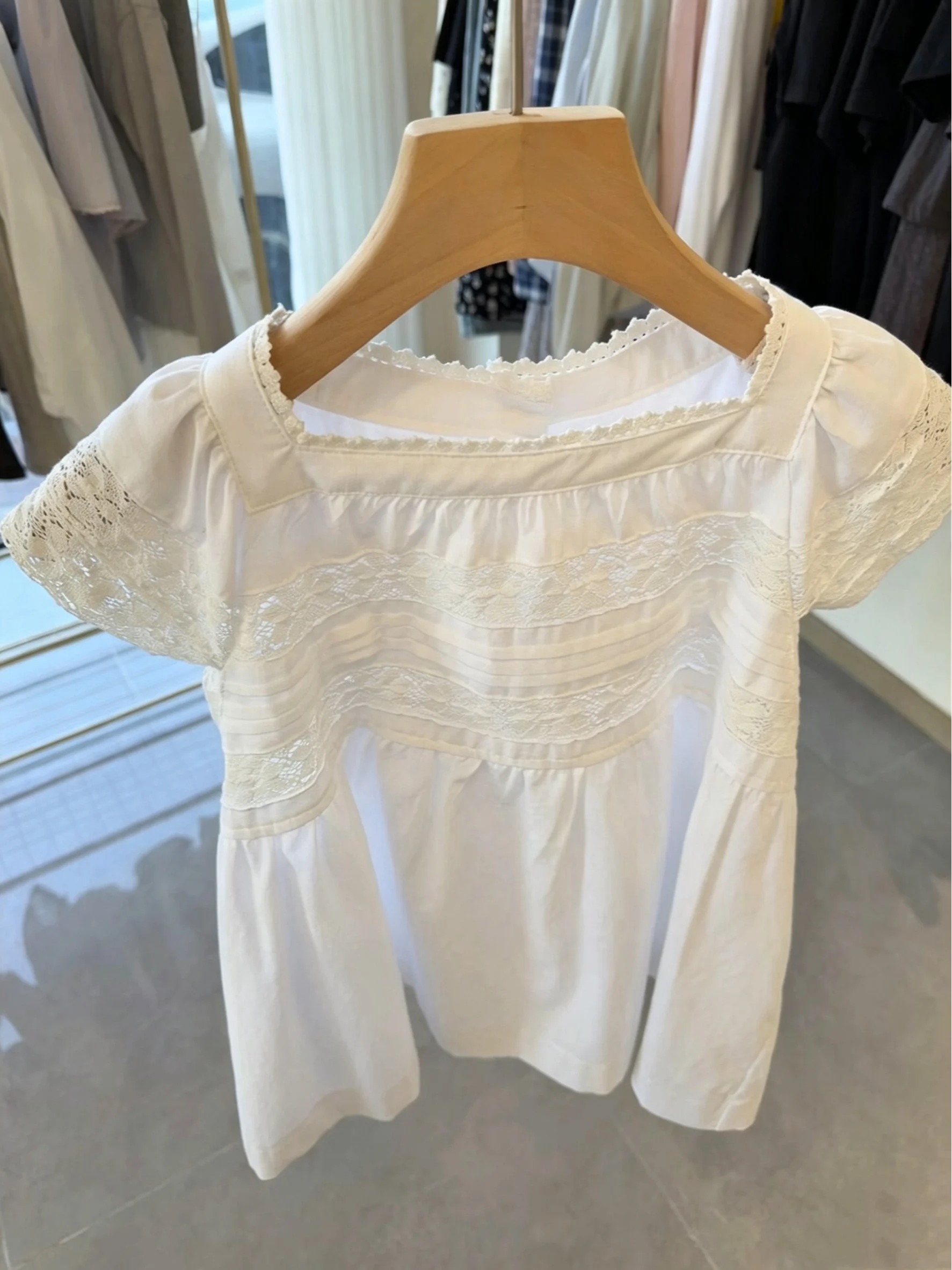 Elegant Lightweight Breathable Lace Trimmed Summer Shirt Women's Loose Fit Fashionable Short Sleeve Top French Style Cotton
Elegant Lightweight Breathable Lace Trimmed Summer Shirt Women's Loose Fit Fashionable Short Sleeve Top French Style Cotton