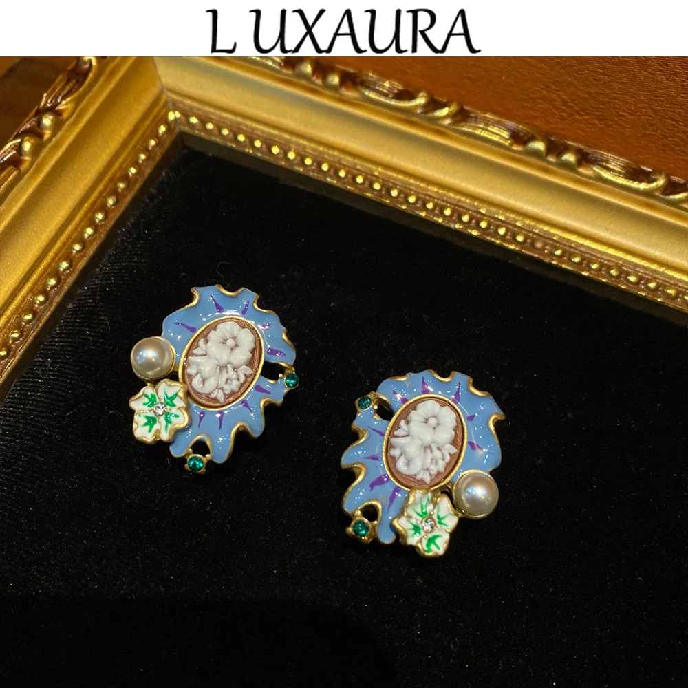 Vintage fashion classic oil painting design paired with Bohemian women's accessory stud earrings
Vintage fashion classic oil painting design paired with Bohemian women's accessory stud earrings