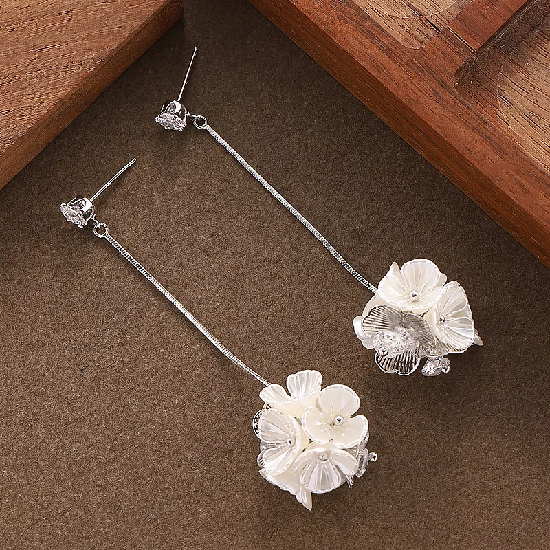 Super fairy and sweet style long flower ball tassel earrings niche elegant and high-end commuting fashionable earrings
Super fairy and sweet style long flower ball tassel earrings niche elegant and high-end commuting fashionable earrings