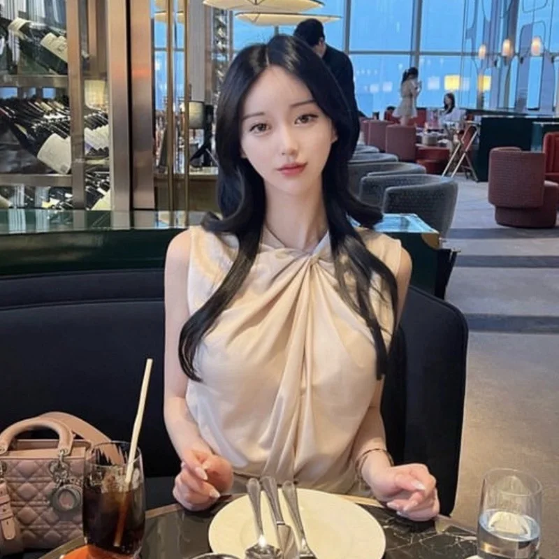 Новая модель женской блузки Dongda Gate: сексуальная, приталенная, на одной пуговице, без рукавов, с узлом и плиссировкой, в корейском стиле, для офиса.
Новая модель женской блузки Dongda Gate: сексуальная, приталенная, на одной пуговице, без рукавов, с узлом и плиссировкой, в корейском стиле, для офиса.