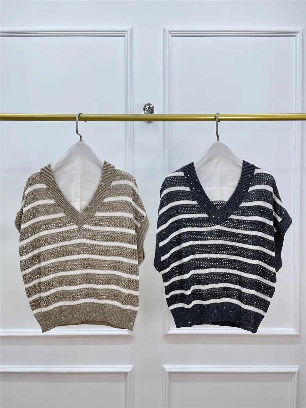 Women's Heavy Sequins Mesh Sleeveless Vest Summer Stripes V-Neck Waistcoat Pullover Top
Women's Heavy Sequins Mesh Sleeveless Vest Summer Stripes V-Neck Waistcoat Pullover Top