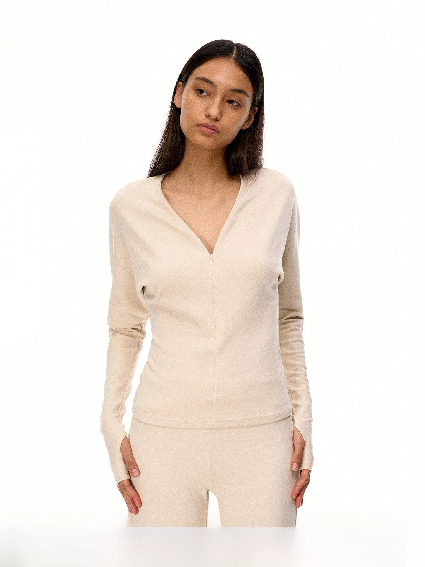 Женская футболка Ele с V-образным вырезом и длинными рукавами, скрытой молнией, приталенная, с рукавами «летучая мышь», комфортная, приятная к телу, эффект «облачного» комфорта
Женская футболка Ele с V-образным вырезом и длинными рукавами, скрытой молнией, приталенная, с рукавами «летучая мышь», комфортная, приятная к телу, эффект «облачного» комфорта