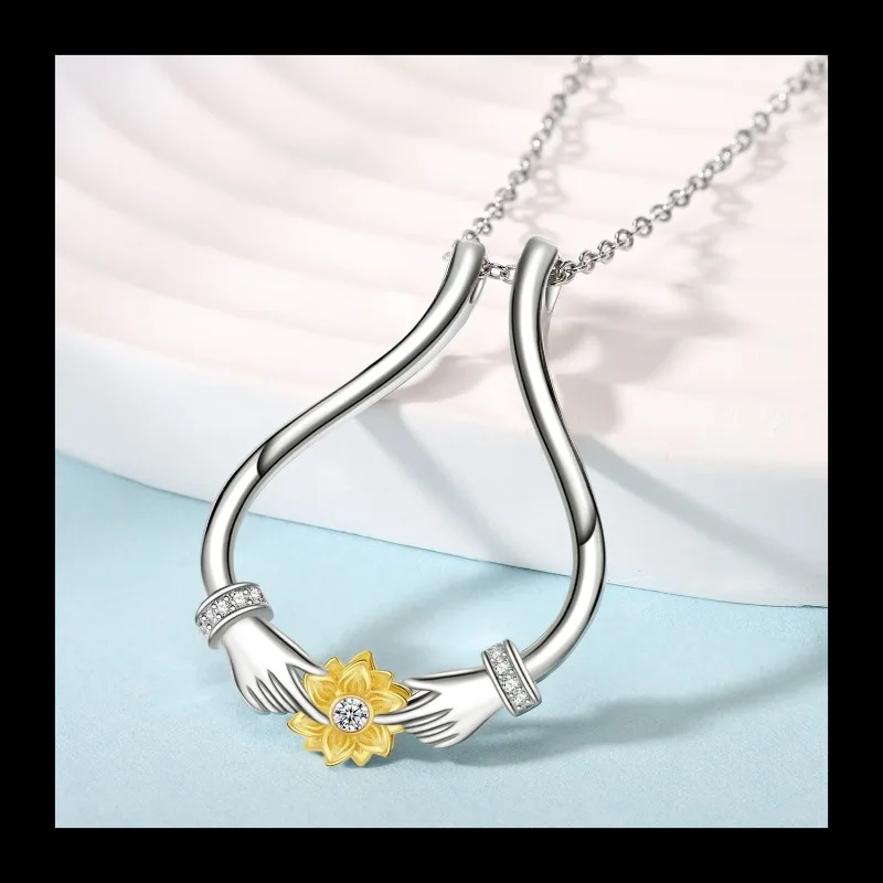 Niche Design Sense, Holding Lotus Necklace with Diamonds in Both Hands, Two-color Lotus Pendant Means Guarding Elegant Temperame
Niche Design Sense, Holding Lotus Necklace with Diamonds in Both Hands, Two-color Lotus Pendant Means Guarding Elegant Temperame