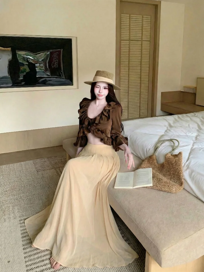 Country Style Long Sleeve V-Neck Shirt And A-Line Skirt Set Lightweight Summer Fashion Women's Outfit Bell Sleeve Design
Country Style Long Sleeve V-Neck Shirt And A-Line Skirt Set Lightweight Summer Fashion Women's Outfit Bell Sleeve Design