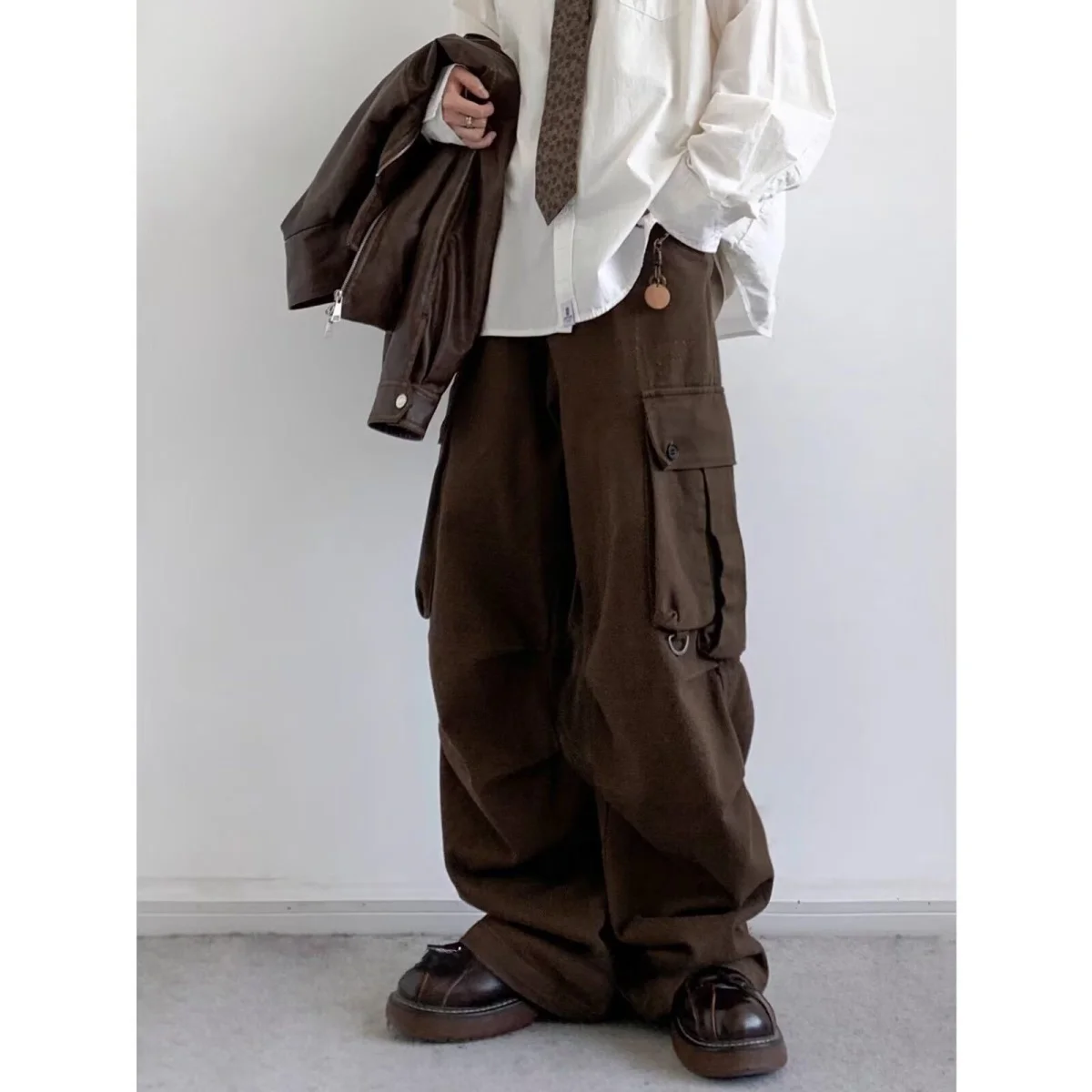 Японские свободные широкие брюки в стиле ретро, универсальные повседневные брюки в стиле хип-хоп из полиэфирного волокна
Японские свободные широкие брюки в стиле ретро, универсальные повседневные брюки в стиле хип-хоп из полиэфирного волокна