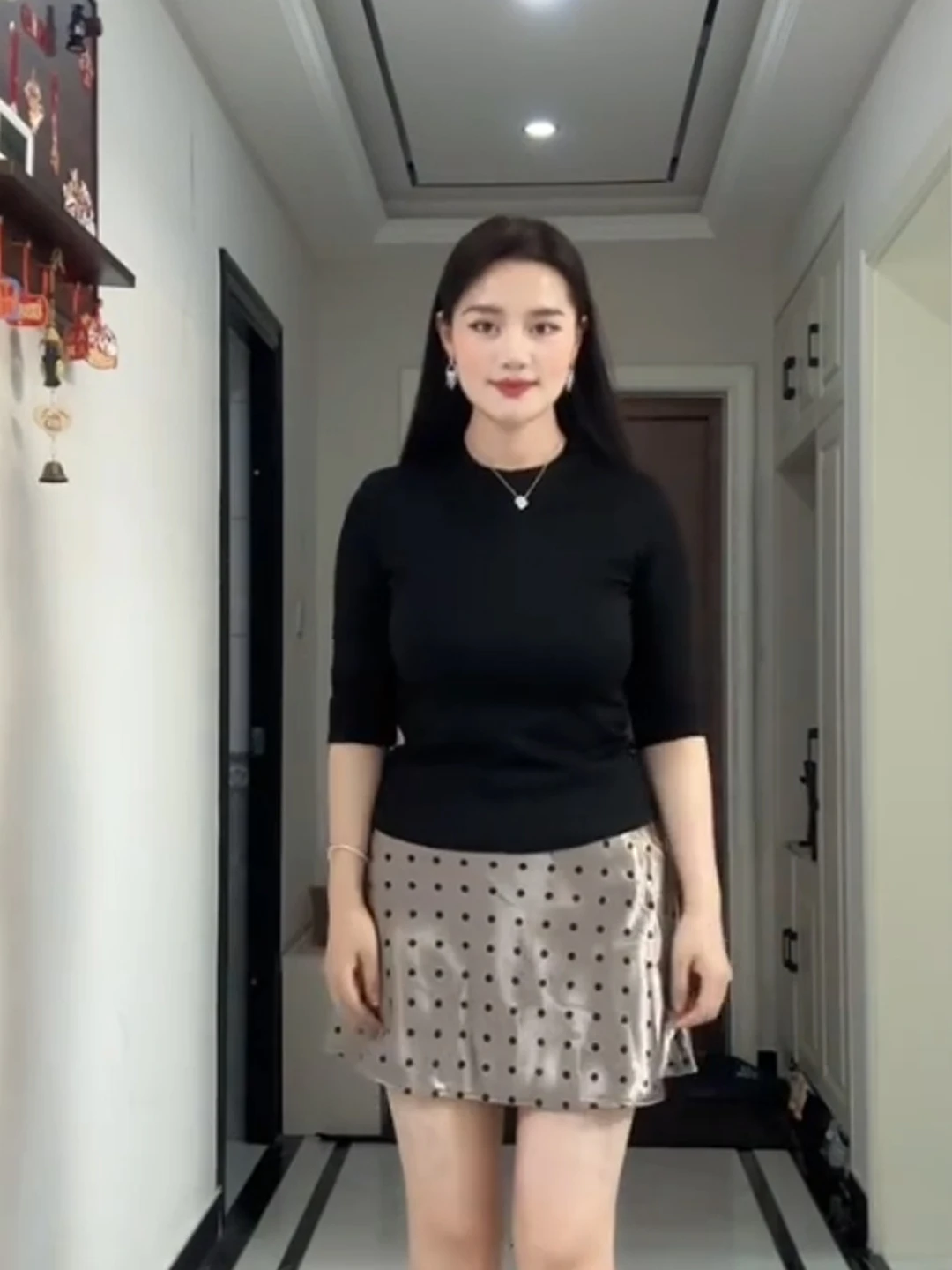 Slim Fit Black Midi T-Shirt Women Summer New Style Design Sensation Polka Dot Skirt Set Fashionable Versatile Sleeveless Top
Slim Fit Black Midi T-Shirt Women Summer New Style Design Sensation Polka Dot Skirt Set Fashionable Versatile Sleeveless Top