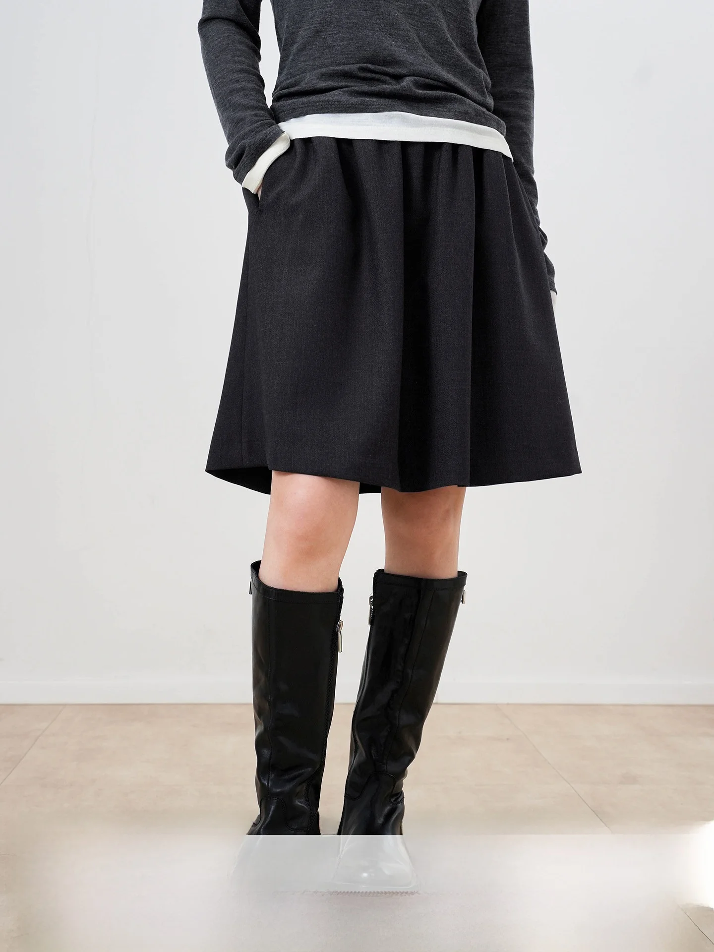 Новая женская плиссированная короткая юбка из шерсти серии 5 ey, приталенного кроя, для повседневной носки и офиса
Новая женская плиссированная короткая юбка из шерсти серии 5 ey, приталенного кроя, для повседневной носки и офиса