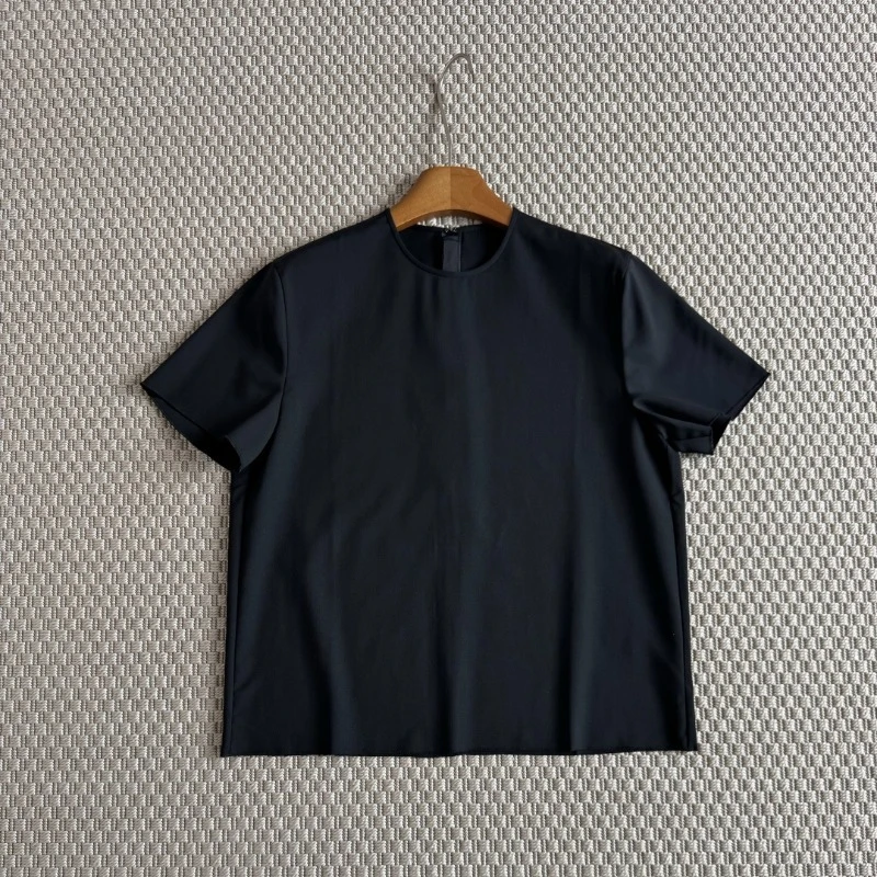 Black lightweight wool short-sleeved T-shirt
Black lightweight wool short-sleeved T-shirt