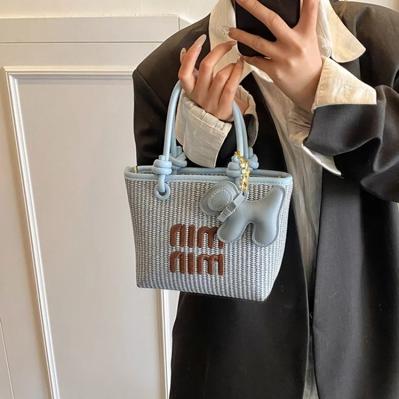 Elegant Top Handle Bag For Ladies In Luxurious Leather With Gold Tone Hardware Perfect For Lunches And Events
Elegant Top Handle Bag For Ladies In Luxurious Leather With Gold Tone Hardware Perfect For Lunches And Events