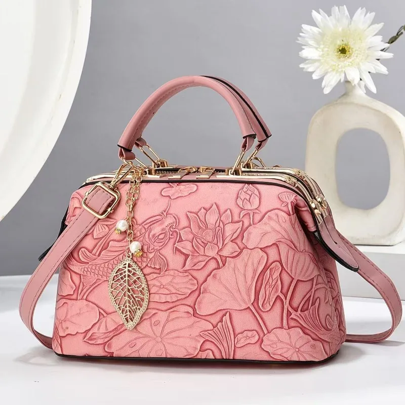 PU Fabric Women's Handbag New European and American Fashion Genuine Foreign Style Shoulder Messenger Bag Textured Women's Bag
PU Fabric Women's Handbag New European and American Fashion Genuine Foreign Style Shoulder Messenger Bag Textured Women's Bag