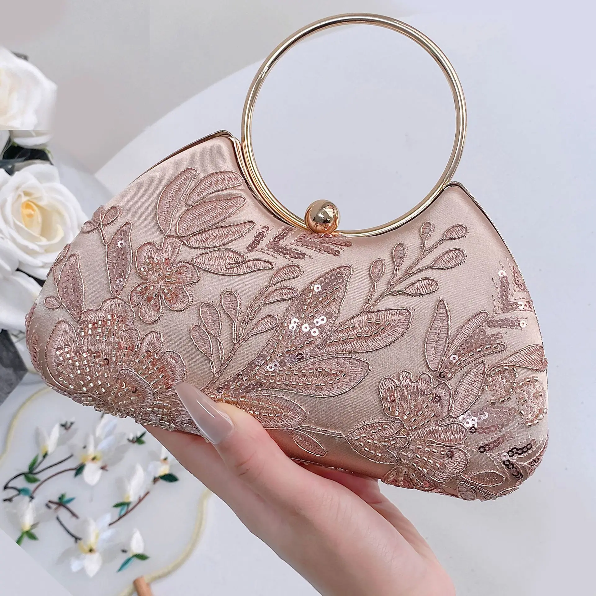 Guofeng женская сумка с вышивкой бисером ручной работы, обеденная сумка, сумка с цепочкой Cheongsam, роскошная вечерняя сумка в китайском стиле для женщин
Guofeng женская сумка с вышивкой бисером ручной работы, обеденная сумка, сумка с цепочкой Cheongsam, роскошная вечерняя сумка в китайском стиле для женщин