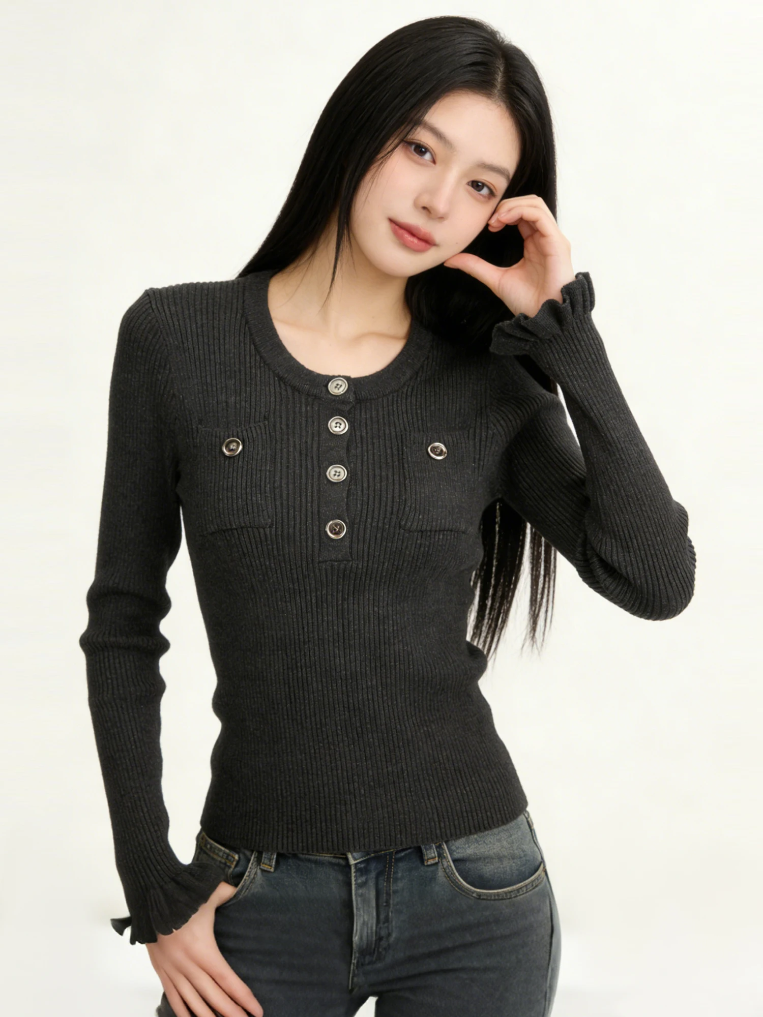 Slim Fit Long Sleeve Knitted Sweater Women's Fashion Metal Buckle Base Shirt Lightweight Luxury Style Black Color Block Design
Slim Fit Long Sleeve Knitted Sweater Women's Fashion Metal Buckle Base Shirt Lightweight Luxury Style Black Color Block Design