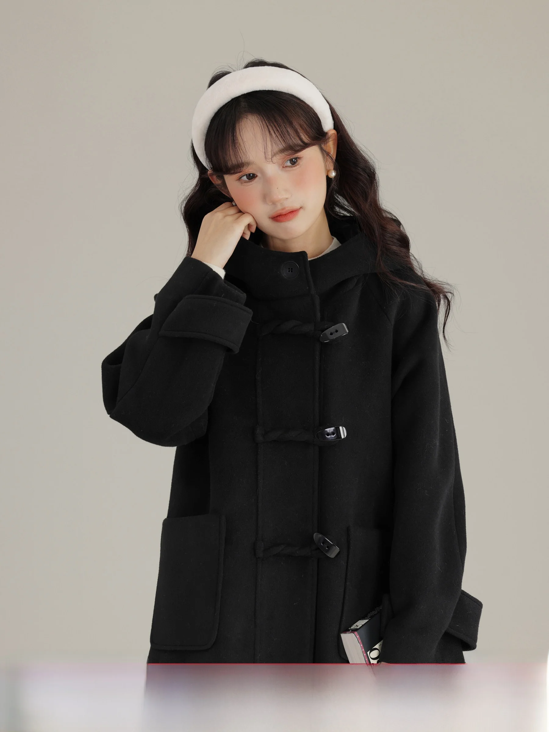 Новое женское шерстяное пальто средней длины Lingjiu 2025 с капюшоном, зимнее, в корейском стиле, прямого кроя, на пуговицах
Новое женское шерстяное пальто средней длины Lingjiu 2025 с капюшоном, зимнее, в корейском стиле, прямого кроя, на пуговицах