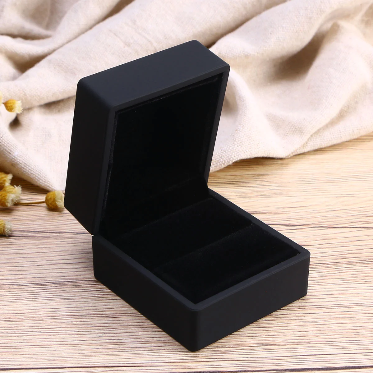 1PC LED Lighting Jewelry Case Ring Box Square Plastic Gift Storage Box for Wedding Anniversay Valentine's Day (Black)
1PC LED Lighting Jewelry Case Ring Box Square Plastic Gift Storage Box for Wedding Anniversay Valentine's Day (Black)