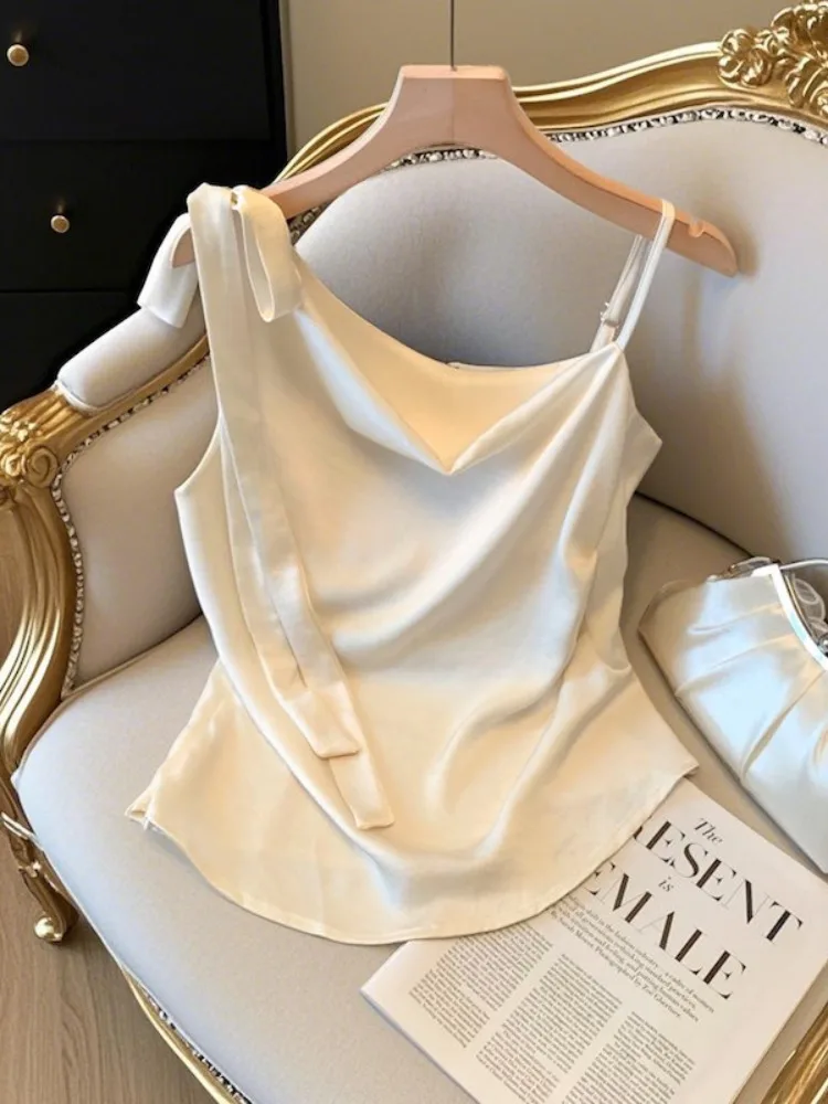 Summer New Pure Desire Design Satin Halter Neck Strap Vest Women Sexy Inner Wear Sleeveless Short Top City Walk Suitable
Summer New Pure Desire Design Satin Halter Neck Strap Vest Women Sexy Inner Wear Sleeveless Short Top City Walk Suitable