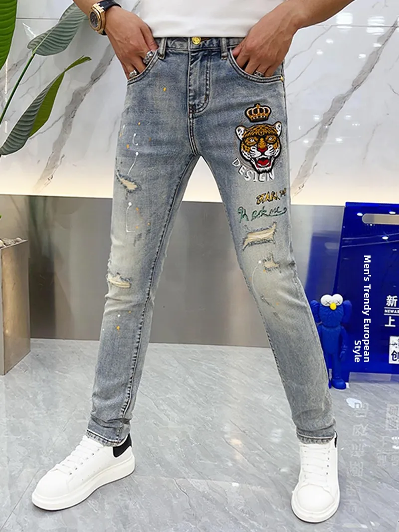 Summer 2025 Men's Casual Embroidered Tiger Head Jeans Thin Denim Pants Loose Fit Low Waist Straight Leg Torn Hole Faionable
Summer 2025 Men's Casual Embroidered Tiger Head Jeans Thin Denim Pants Loose Fit Low Waist Straight Leg Torn Hole Faionable