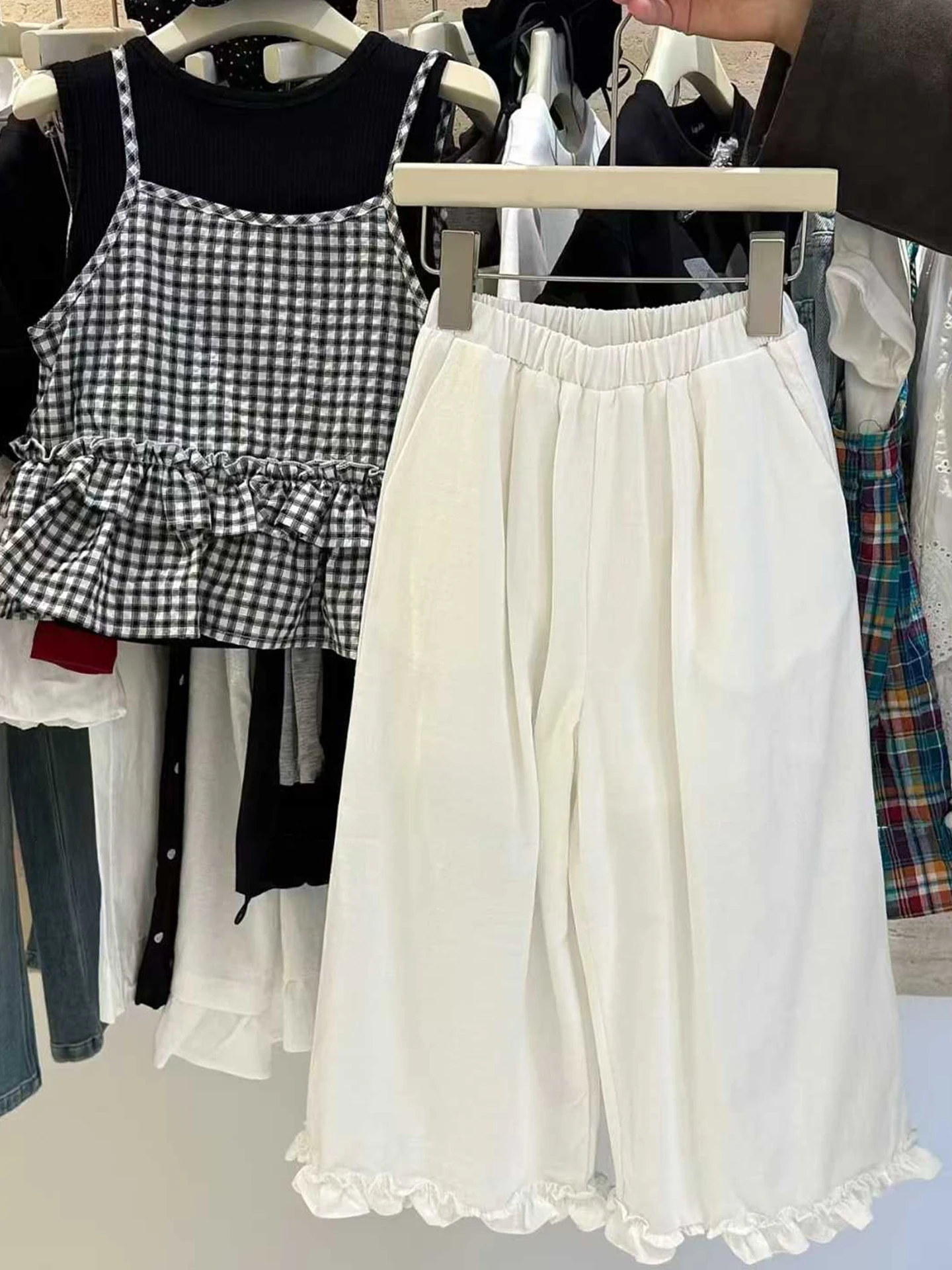 Girls Casual Fashionable White Lace Trim Loose Wide Leg Pants Children's Summer Clothing Elastic Waist Long Trousers for Kids
Girls Casual Fashionable White Lace Trim Loose Wide Leg Pants Children's Summer Clothing Elastic Waist Long Trousers for Kids