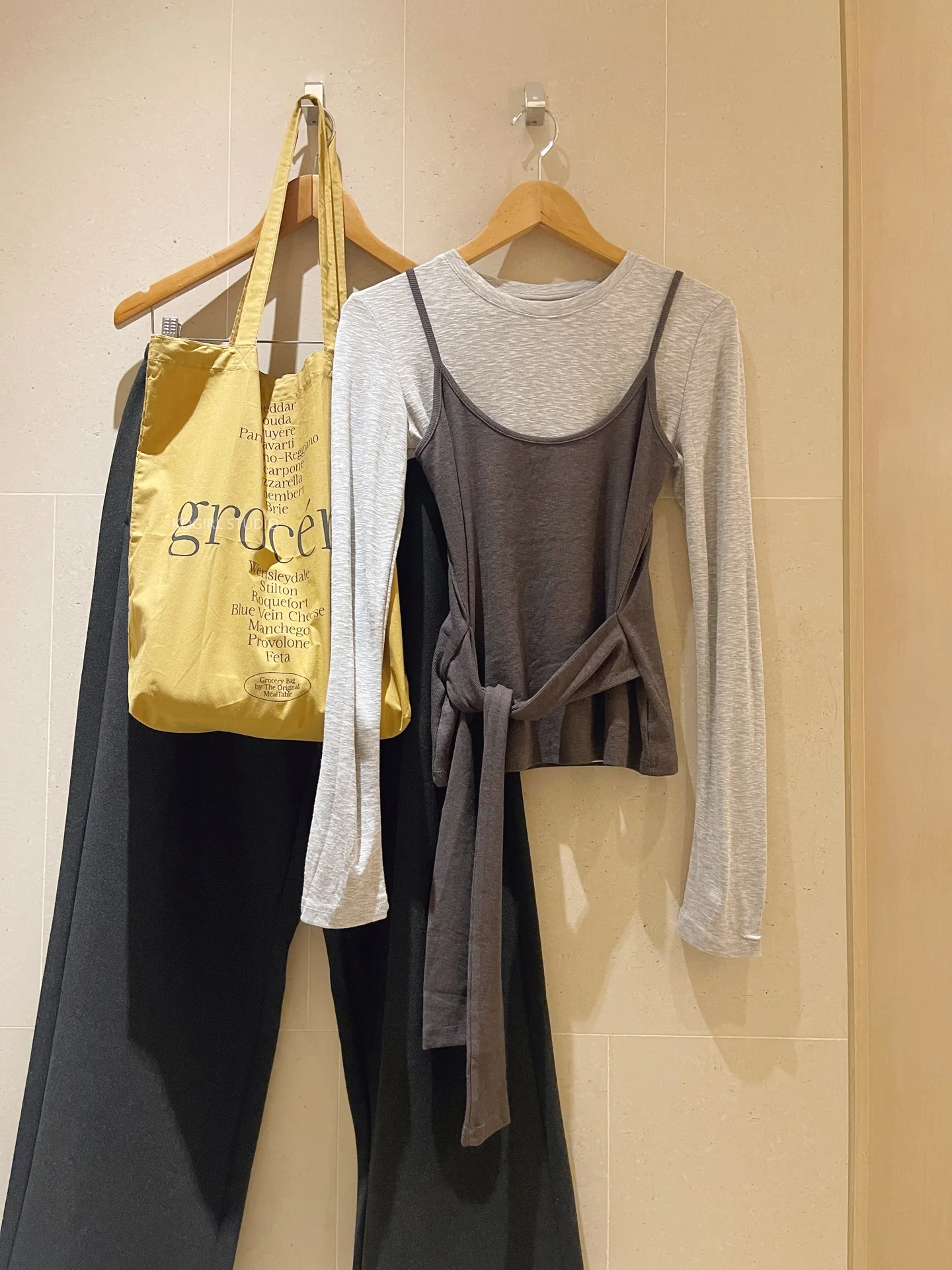 Комплект из двух предметов KOGIRL: базовый топ-майка на бретелях и облегающая футболка контрастного цвета в корейском стиле Dongdaemun для осеннего многослойного образа
Комплект из двух предметов KOGIRL: базовый топ-майка на бретелях и облегающая футболка контрастного цвета в корейском стиле Dongdaemun для осеннего многослойного образа