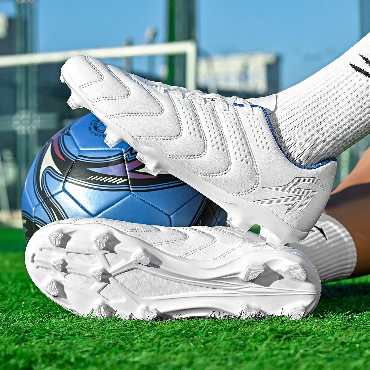 Breathable football shoes FG/AG long nail artificial grass suitable for training and matches are essential for fans
Breathable football shoes FG/AG long nail artificial grass suitable for training and matches are essential for fans