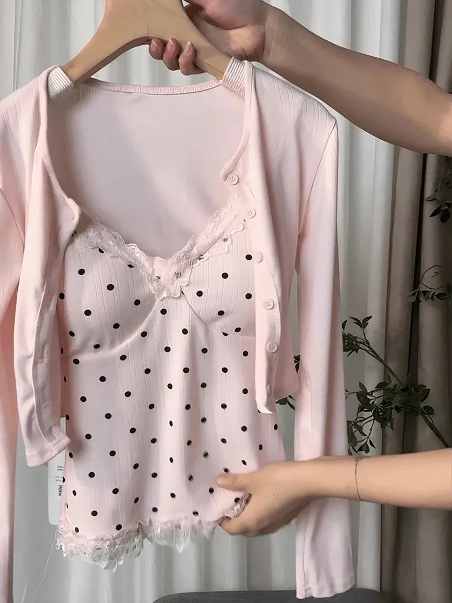 Summer 2026 Women's Pink Polka Dot Vest Strap Long Sleeve Cardigan Set Fashionable Breathable Elastic Short Style V-neck Suit
Summer 2026 Women's Pink Polka Dot Vest Strap Long Sleeve Cardigan Set Fashionable Breathable Elastic Short Style V-neck Suit