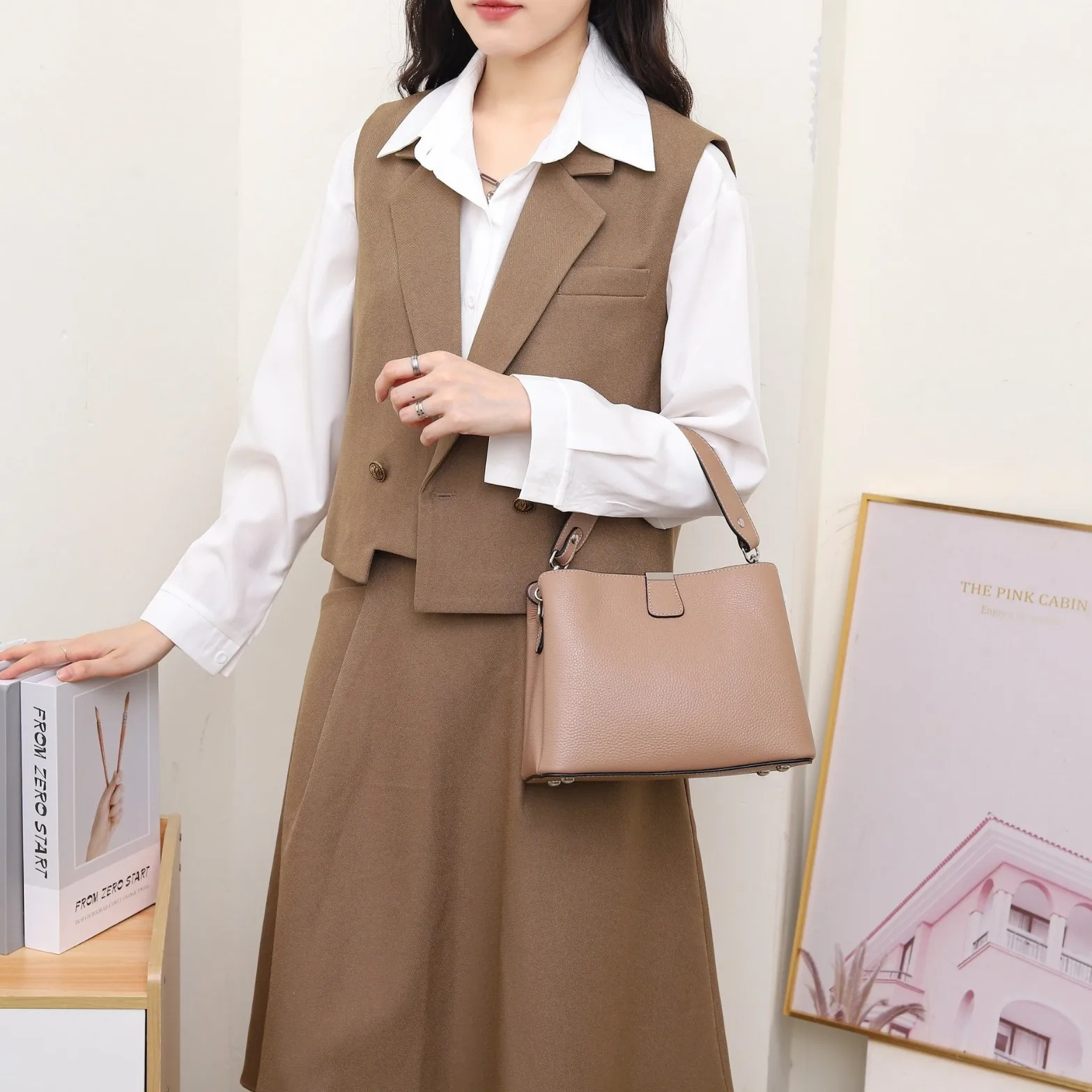 Женская универсальная стильная многослойная простая ручная дизайнерская роскошная сумка через плечо из натуральной яловой кожи 2025 года
Женская универсальная стильная многослойная простая ручная дизайнерская роскошная сумка через плечо из натуральной яловой кожи 2025 года