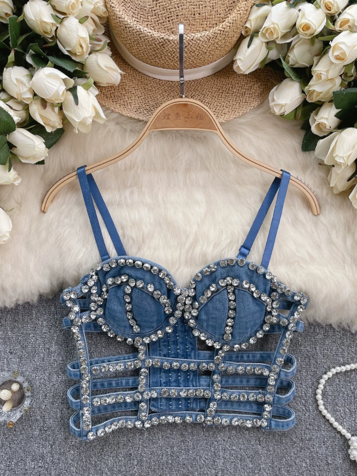 Ele Heavy-Detail Rhinestone Embellied ort Crop Top Vest Design Hollow out Slim Fit Denim Women's Faion Summer Top
Ele Heavy-Detail Rhinestone Embellied ort Crop Top Vest Design Hollow out Slim Fit Denim Women's Faion Summer Top