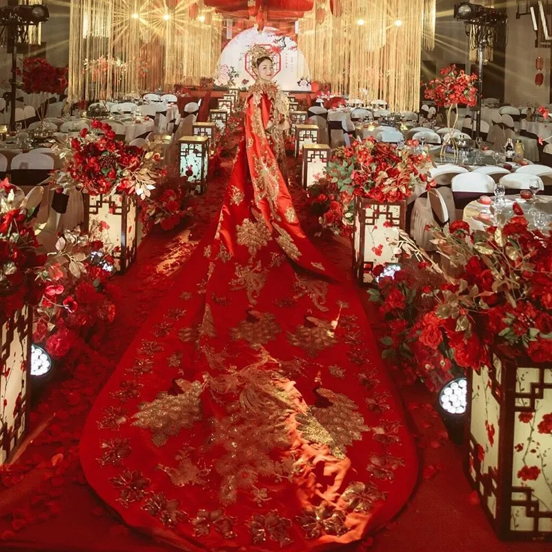 A complete set of traditional Chinese wedding dress with cape and tail phoenix crown red shawl
A complete set of traditional Chinese wedding dress with cape and tail phoenix crown red shawl