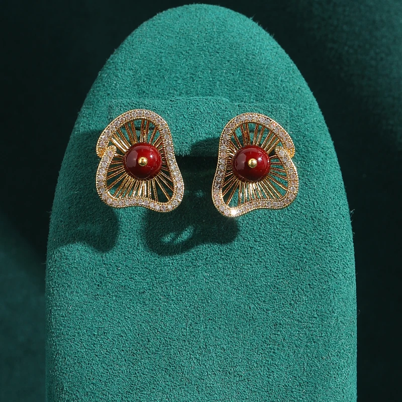 Vintage Antique Stud Earrings Exaggerate Red Agate Lotus Pod Leaves Hollow Gold Color Jewelry for Women Luxury Engagement New
Vintage Antique Stud Earrings Exaggerate Red Agate Lotus Pod Leaves Hollow Gold Color Jewelry for Women Luxury Engagement New