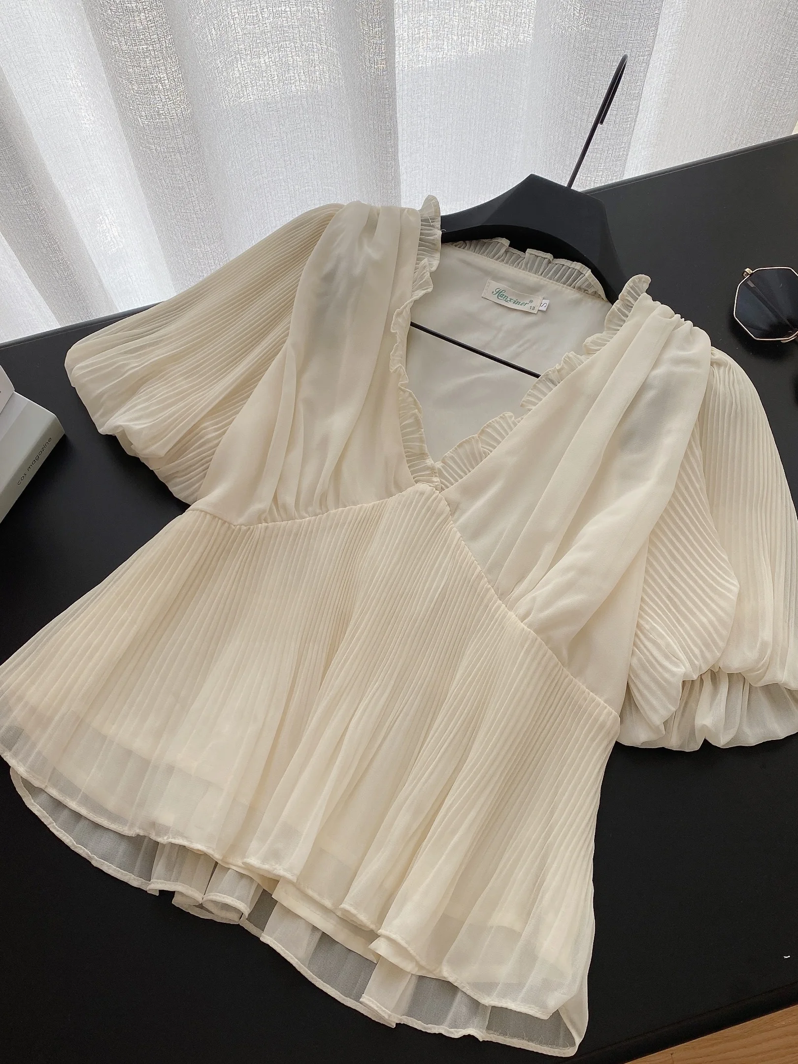 Женская блузка с v-образным вырезом и пышными рукавами, шифоновые рубашки с воланами по подолу, французский шикарный курорт, универсальные рубашки с короткими рукавами
Женская блузка с v-образным вырезом и пышными рукавами, шифоновые рубашки с воланами по подолу, французский шикарный курорт, универсальные рубашки с короткими рукавами