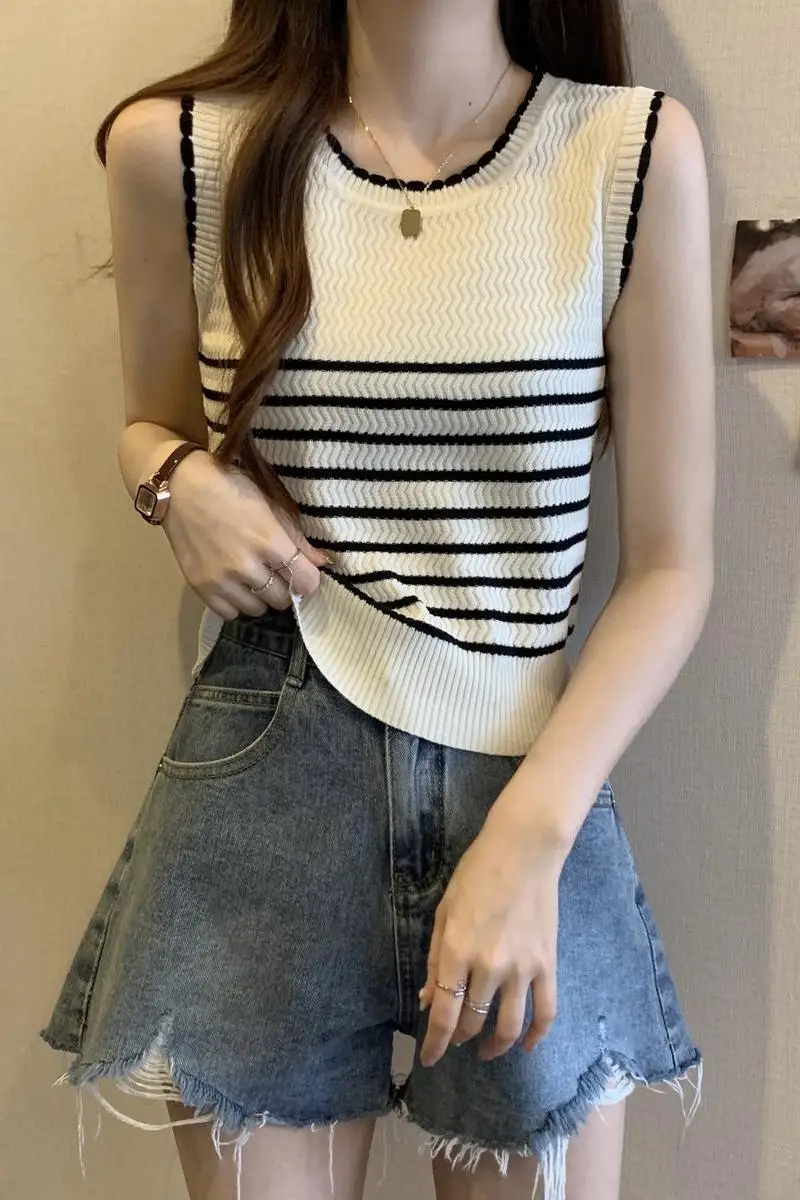 Summer Ice Silk Knitted Striped Pullover Thin Slims Fashionable French Tank Outer Wear Vest Causal Women's Sleeveless Vest Z996
Summer Ice Silk Knitted Striped Pullover Thin Slims Fashionable French Tank Outer Wear Vest Causal Women's Sleeveless Vest Z996