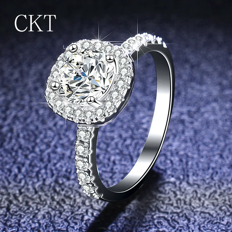 Luxury PT950 Platinum Ring VVS 1 Carat D Color Moissanite Rings Wedding Band 18k White Gold Fine Jewelry Accessories for Women
Luxury PT950 Platinum Ring VVS 1 Carat D Color Moissanite Rings Wedding Band 18k White Gold Fine Jewelry Accessories for Women