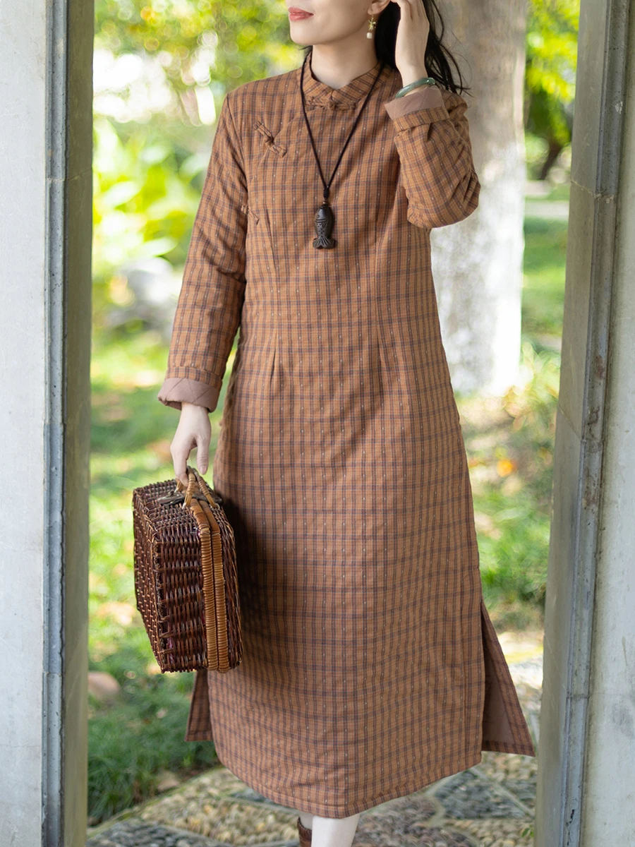 Ретро-халат из хлопка в стиле Цзяннань для женщин, длинное пальто с пуговицами, из фланелевого материала, с узором, воротник-стойка
Ретро-халат из хлопка в стиле Цзяннань для женщин, длинное пальто с пуговицами, из фланелевого материала, с узором, воротник-стойка