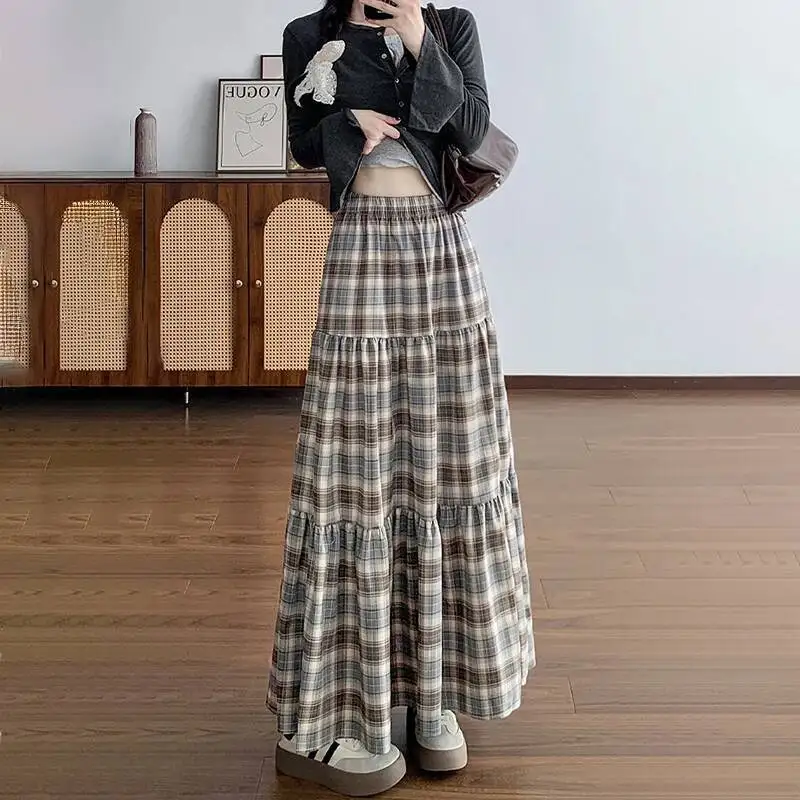 Юбки макси в клетку с эластичной резинкой на талии, женские осенние универсальные большие качели трапециевидной формы, длинная женская корейская модная уличная юбка с рюшами 
Юбки макси в клетку с эластичной резинкой на талии, женские осенние универсальные большие качели трапециевидной формы, длинная женская корейская модная уличная юбка с рюшами