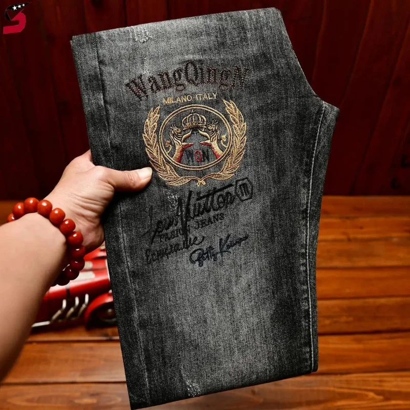 2026 Summer Luxury Embroidered Jeans For Men, Vintage Fashion Slim Fit, Tight Leg, Trendy Denim Pants, Casual Street Style Trous
2026 Summer Luxury Embroidered Jeans For Men, Vintage Fashion Slim Fit, Tight Leg, Trendy Denim Pants, Casual Street Style Trous