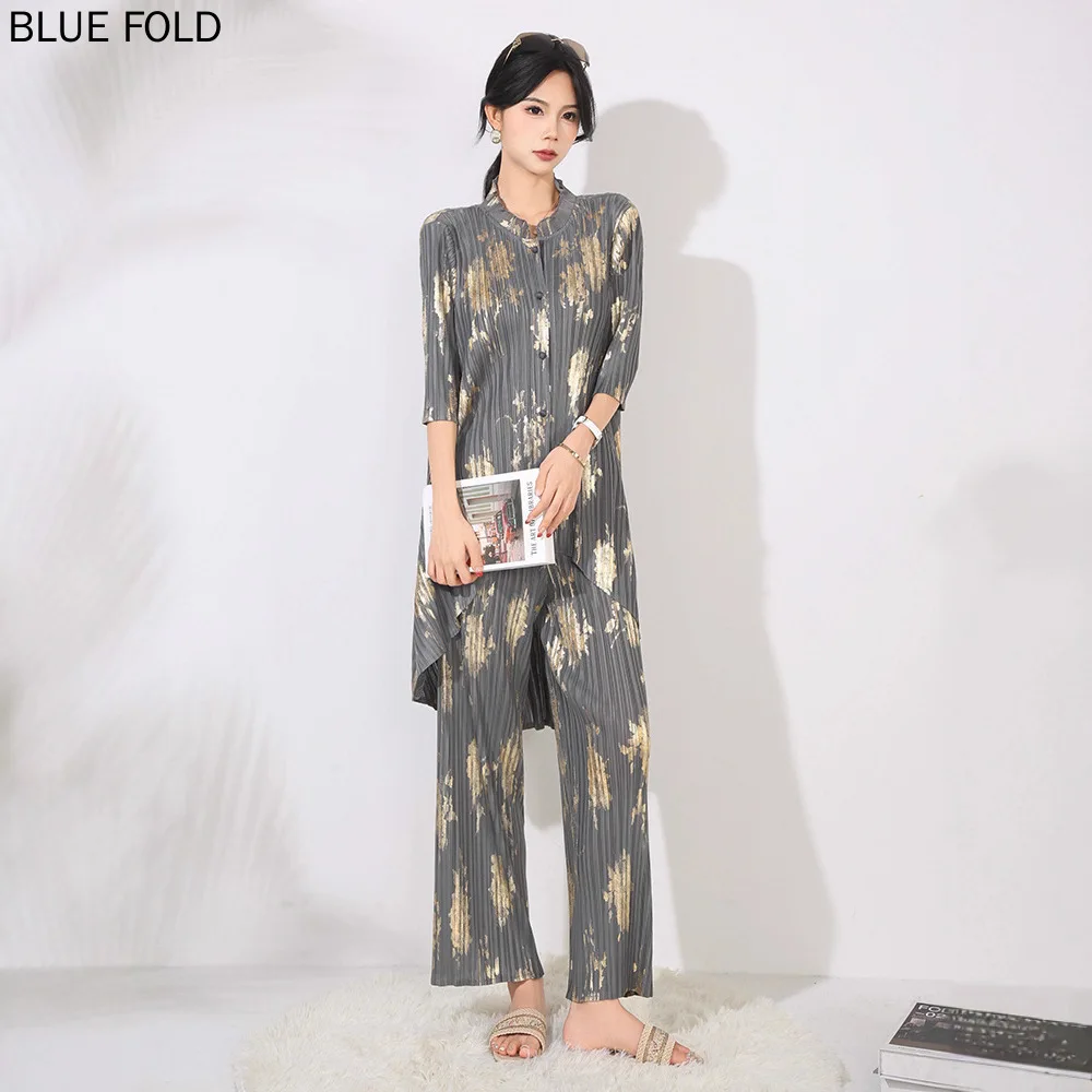 Fashionable and Elegant Two-piece Set Featuring Long High-waisted Straight-leg Pantsuit Gold-embossed Stand-up Collar and Tailco
Fashionable and Elegant Two-piece Set Featuring Long High-waisted Straight-leg Pantsuit Gold-embossed Stand-up Collar and Tailco