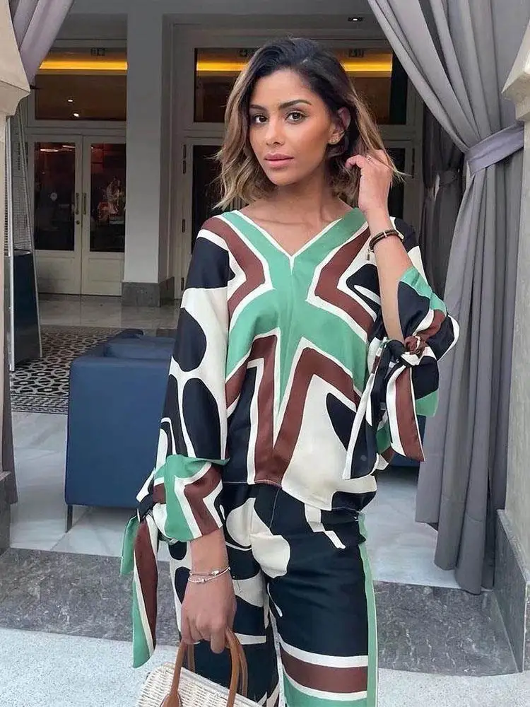 Женский топ с бантом и принтом, весна-лето, новинка, стандартный крой, длина рукава 6/8, другой материал, 00% недеформируемый, несминаемый.
Женский топ с бантом и принтом, весна-лето, новинка, стандартный крой, длина рукава 6/8, другой материал, 00% недеформируемый, несминаемый.