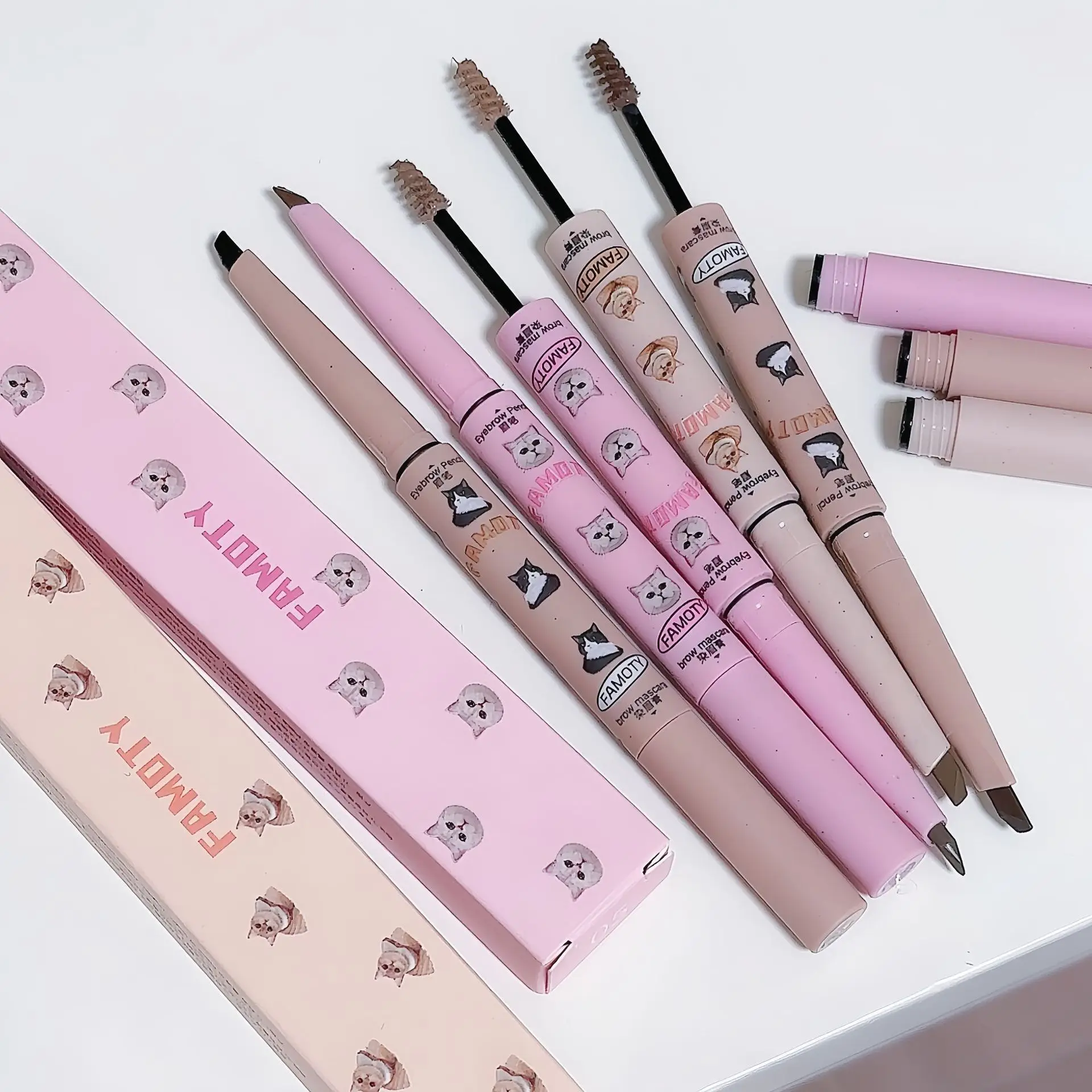 FAMOTY double-tipped knife-edge eyebrow pencil is natural and three-dimensional, with each tip distinct. The eyebrow paste is lo
FAMOTY double-tipped knife-edge eyebrow pencil is natural and three-dimensional, with each tip distinct. The eyebrow paste is lo