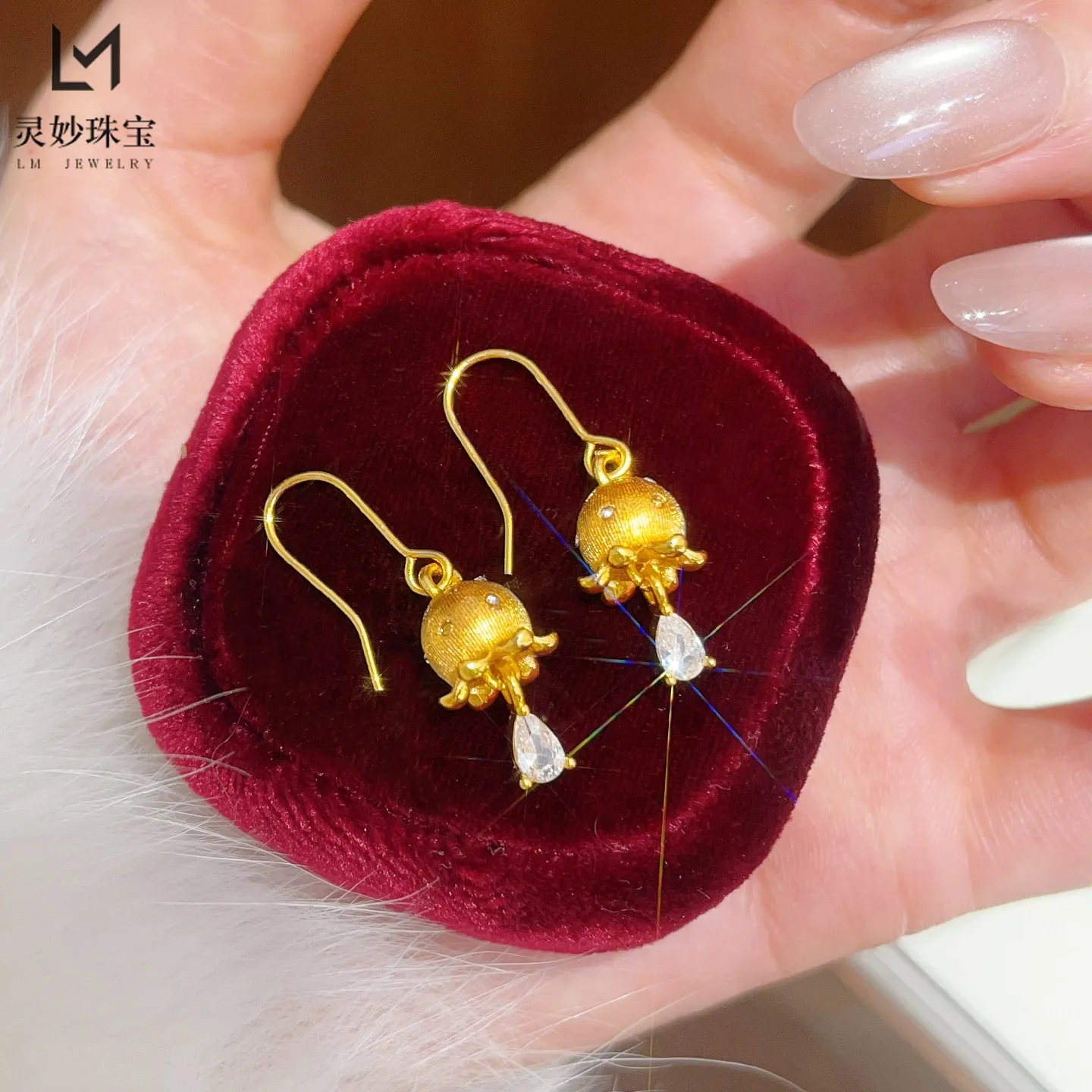 Элегантные женские серьги с цветком колокольчика из 24-каратного золота AU999 — серьги с цветочным принтом из чистого золота, коливающиеся изящно для повседневного ношения
Элегантные женские серьги с цветком колокольчика из 24-каратного золота AU999 — серьги с цветочным принтом из чистого золота, коливающиеся изящно для повседневного ношения