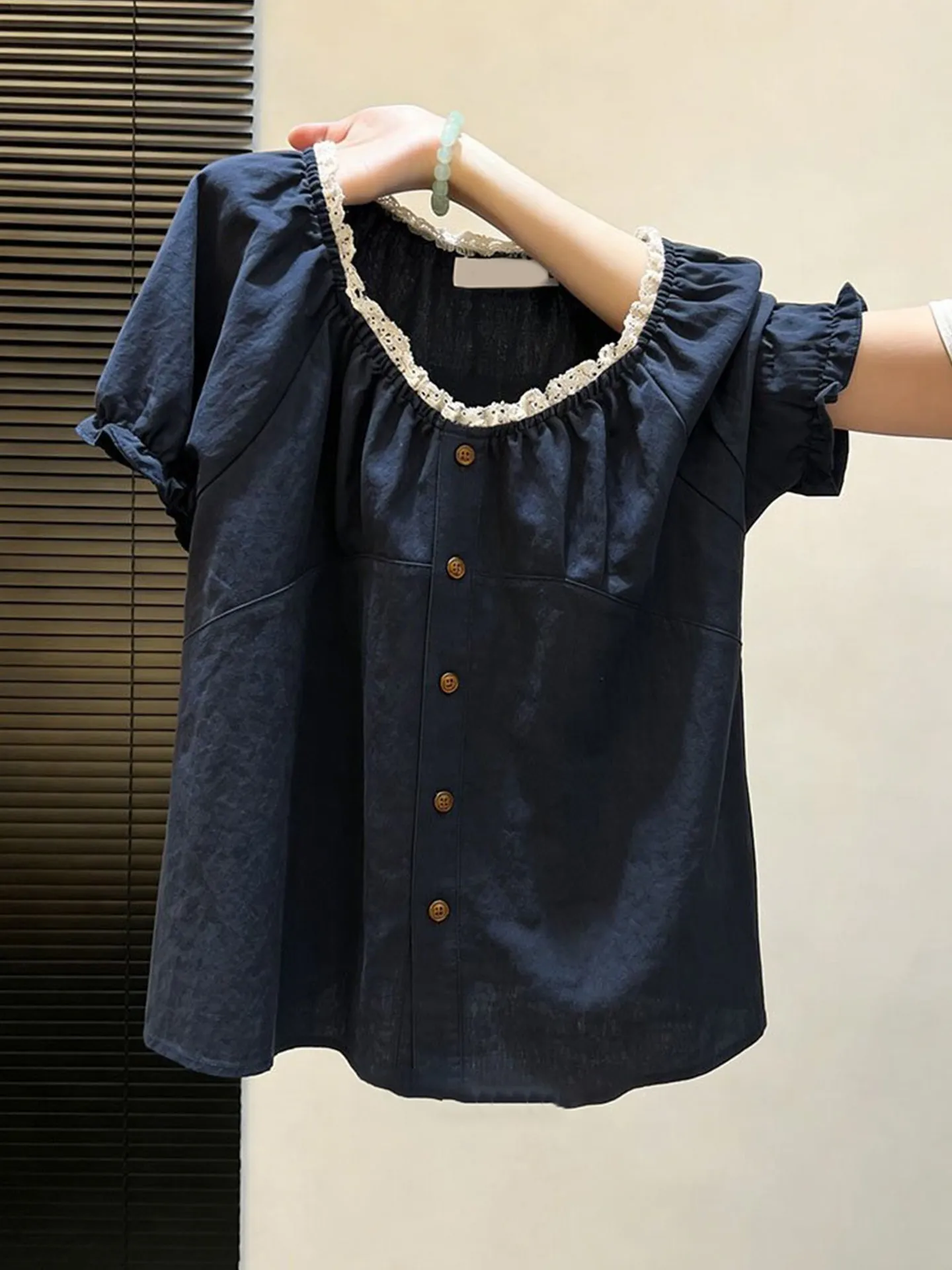 Summer 2026 Korean Style Loose Lace Trim Shirt Single Button Color Block Casual Style Anti-Aging Women's Top Commute Fashion
Summer 2026 Korean Style Loose Lace Trim Shirt Single Button Color Block Casual Style Anti-Aging Women's Top Commute Fashion