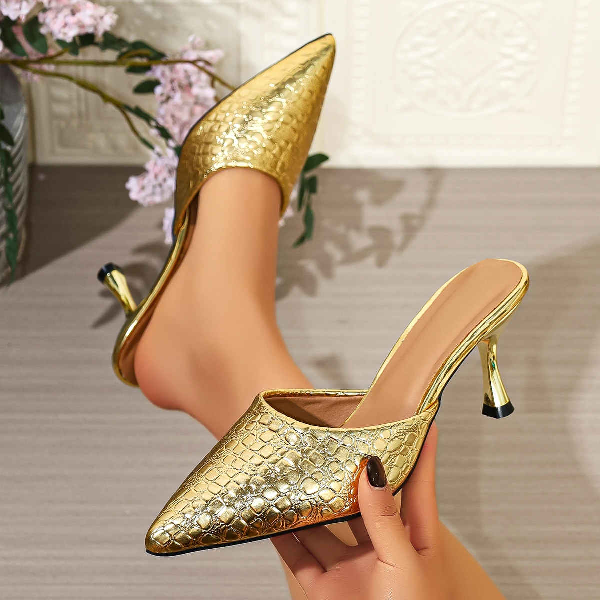 Women's Metallic Gold Crocodile Embossed Pointed Toe Mules Slides Casual Summer Stiletto Heel Party Dress Sandals Slippers Shoes
Women's Metallic Gold Crocodile Embossed Pointed Toe Mules Slides Casual Summer Stiletto Heel Party Dress Sandals Slippers Shoes