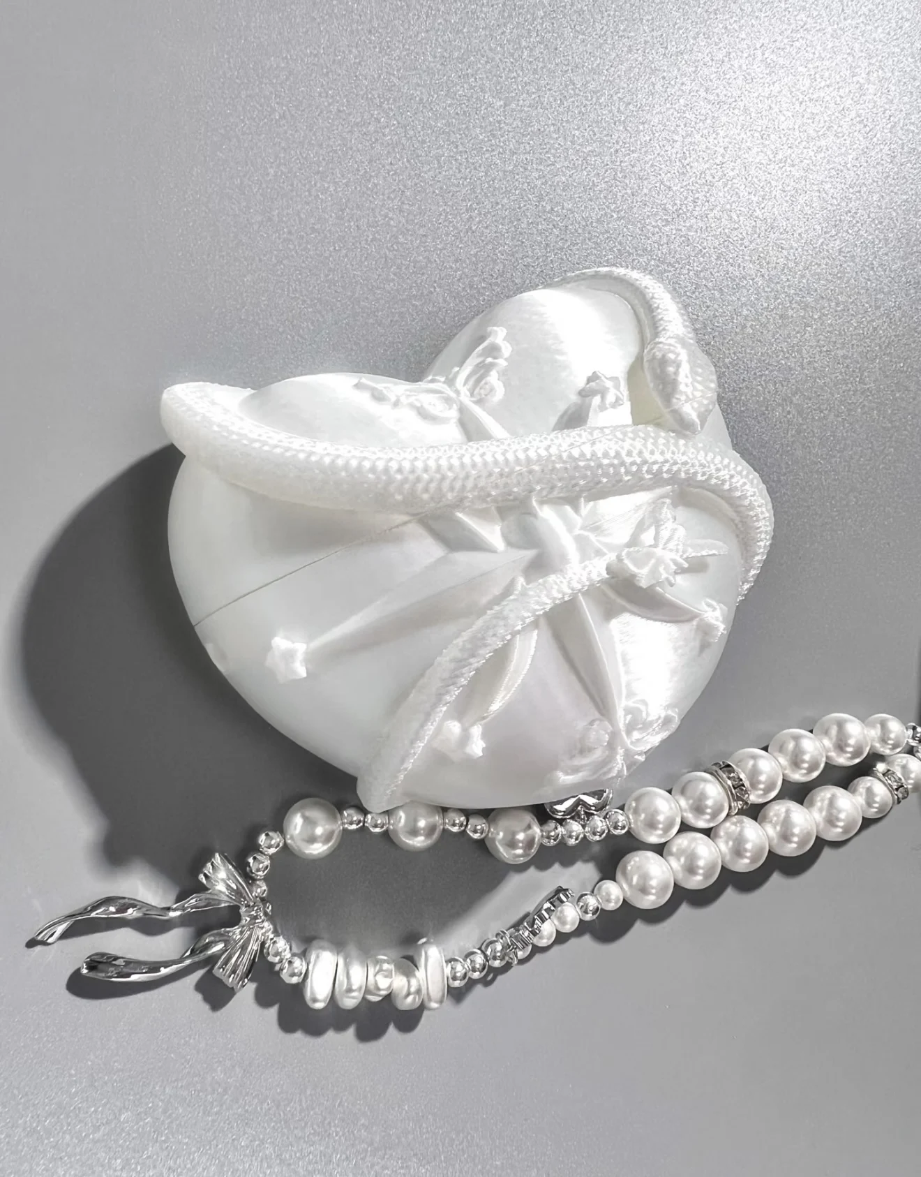 White and pink snake heart-shaped earphone cases, suitable for AirPods series, original design with silk-like smooth surface.
White and pink snake heart-shaped earphone cases, suitable for AirPods series, original design with silk-like smooth surface.