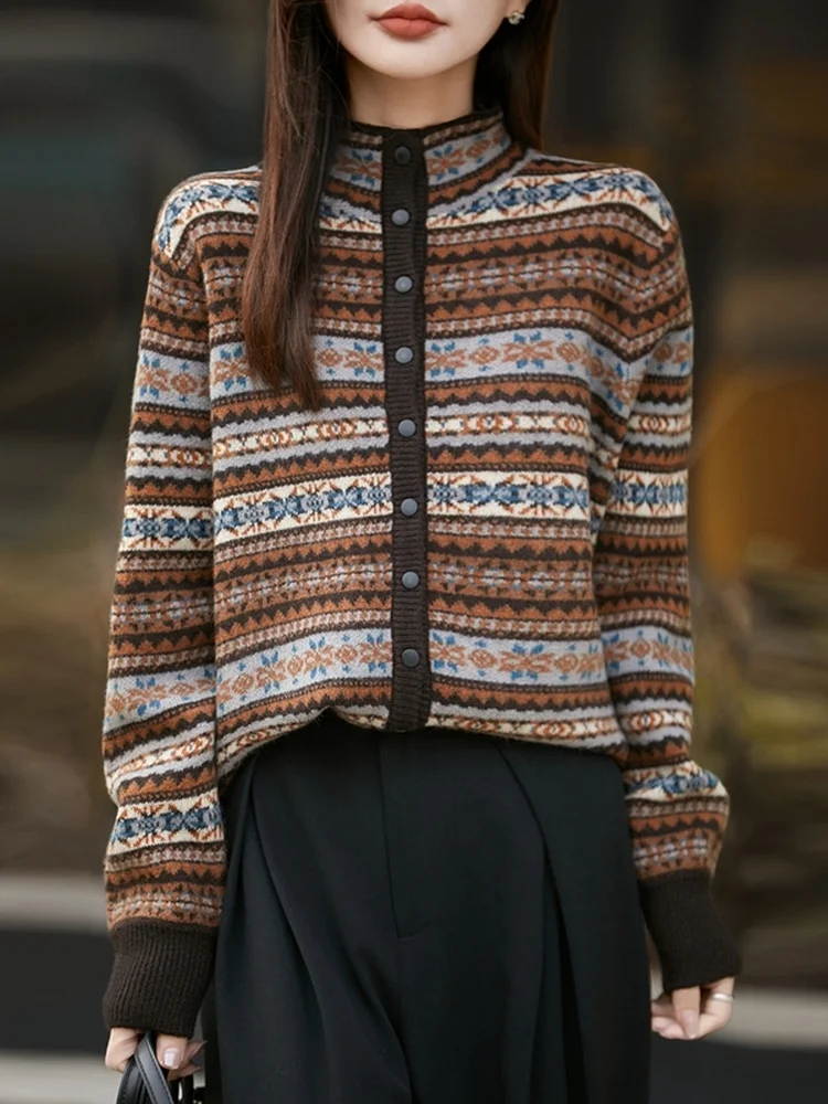 Модный вязаный свитер в стиле ретро с узором Fair Isle, женский мягкий, приятный для кожи кардиган с воротником-стойкой и длинными рукавами, с геометрическим узором
Модный вязаный свитер в стиле ретро с узором Fair Isle, женский мягкий, приятный для кожи кардиган с воротником-стойкой и длинными рукавами, с геометрическим узором
